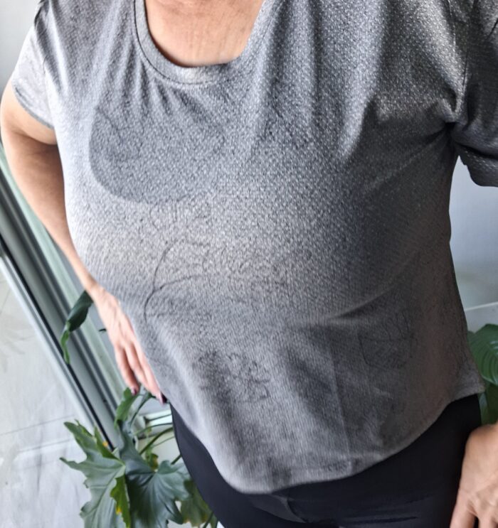 Remera deportiva hojas